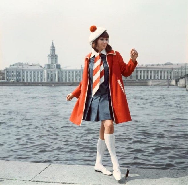 Демонстрация плаща и платья с ярким галстуком. СССР, 1968 год. Демонстрация плаща и платья с ярким галстуком СССР 1968 год